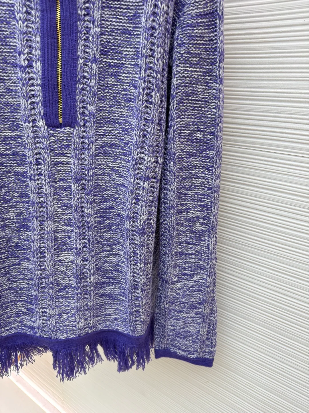 LOUIS VUITTON letter badge half-zip pullover tassel sweater ●Original version: purchased and developed at 20700 ●Item number: 1682315-C05 ●Fabric: wool fabric ●Technology: tassel knitting ●Color: purple ●Version: fitted version ●Weight: about 870 grams ●Size: S-M-L-XL ●Description: This half-zip sweater is made of colorful dot blended wool yarn, which is blended and dyed with dark purple, light purple and off-white yarns. It uses multiple twisting processes to create a mottled snowflake texture effect. The yarn has both softness and crispness. The body of the garment adopts vertical pit weaving technology, and the spacing and depth of the pits are controlled by a computerized flat knitting machine to form a three-dimensional longitudinal texture, which not only modifies the body shape but also enhances the breathability of the clothing. The half-high collar is spliced ​​with solid-color ribbed fabric and matched with a customized metal zipper. The zipper teeth are gold-plated and polished, which makes the pull smooth and not easy to oxidize. The hem adopts hand-made tassel technology. The yarn is cut to a fixed length and then combed out. The tassels hang naturally without knotting. The sides and cuffs of the garment are densely overlocked to effectively prevent threading. Every craft detail takes into account both design beauty and practicality. The overall wiring is straight and delicate, the fabric is comfortable and soft, and the color is consistent without color difference. It can be matched with the same style to create a fashionable look and control various occasions. Customized accessories, complete with three standards, same style for men and women!